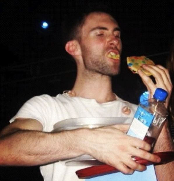 *se aseaza pe canapea si mananca* Da..o idee buna..ma mai imprumut eu de la Derek - episodul 57