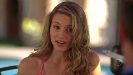 *baga ambele maini in punga ei de popcorn*L-ai vazut pe ala cu care se dueleaza azi barbatelul meu?E - episodul 58