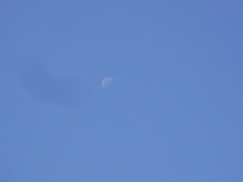 Luna in scadere in Gemeni, la apus - Luna - Soarele si norii - 1