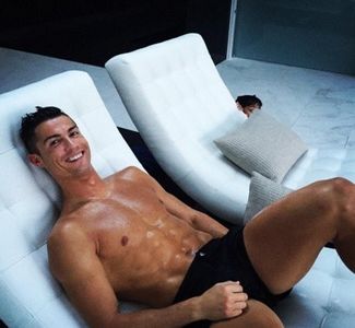 *sta la bronzat* Ba, Derek, adu si mie o bere. - episodul 58