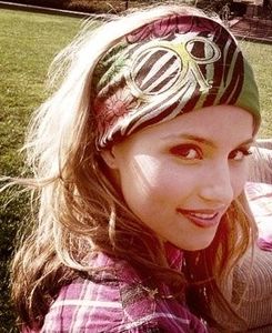 Uite-l, sper sa nu scape vreo farfurie la cate are in mana.:)) - episodul 59