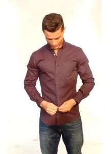 *ii pocneste un nasture CARE APROPO II SARE LUI EZRA IN OCHI*Asta pt ca am mancat si portia mea si a - episodul 59