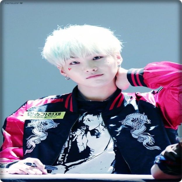 → [intră cu o ciocolată, merge lângă Maddie] Scuze c-am întârziat. - THSJ - Episodul 09