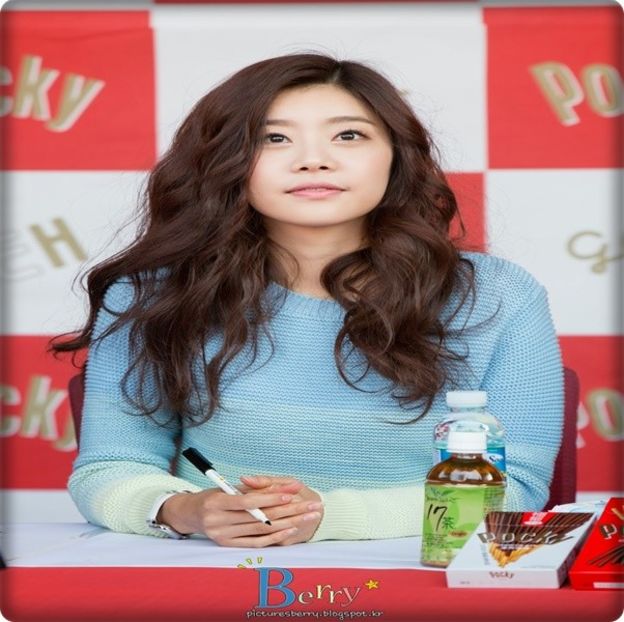 → Ow, a venit!! [spune mai încet] Și are ciocolată! o.o - THSJ - Episodul 09