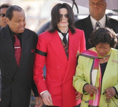 96933_joe-jackson-with-son-michael-and-wife-katherine-in-2005