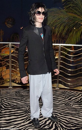 article-0-0270CE4000000578-748_468x739 - michael jackson