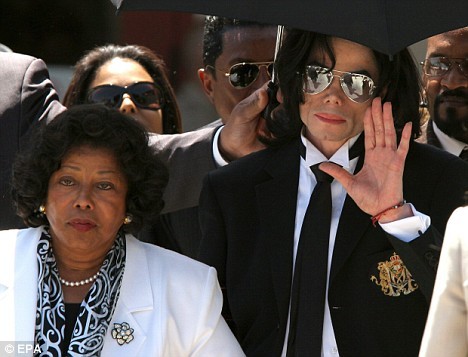 article-1204030-05E5E60E000005DC-649_468x357 - michael jackson