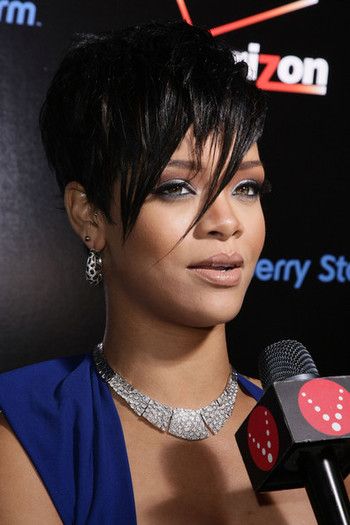 Verizon+BlackBerry+Grammy+Party+5qIwHJ_snmIl - Rihanna-cu parul scurt