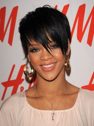 short_hairstyles_rihanna05 - Rihanna-cu parul scurt