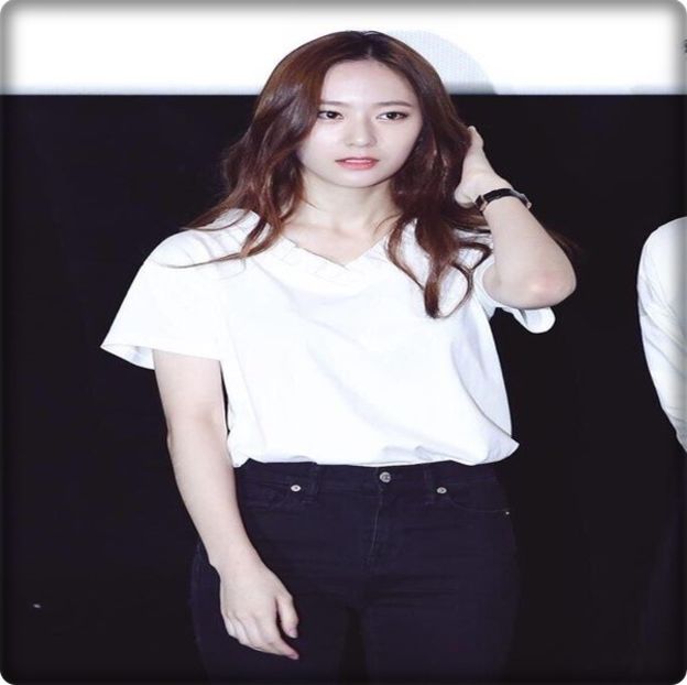 → Ne vedem altă dată, bine? S-a făcut cam târziuuu. [se ridică, pleacă] - THSJ - Episodul 14