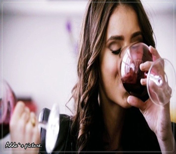 *intra in casa, isi arunca pantofii si isi pune un pahar de vin* - episodul 59