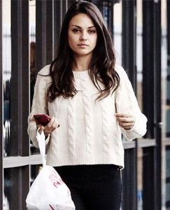 *Face ochii mari cand acesta pleaca si isi ia sacosa si telefonul de - Episode 01