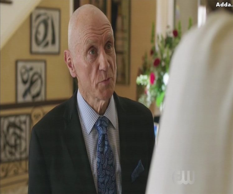 *de pe hol, il vede* Cauti ceva, tinere domn? - Episode 01