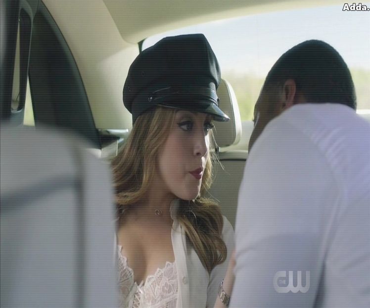 Mai putina vorbarie. *ii face cu ochiul si-l saruta* - Episode 01