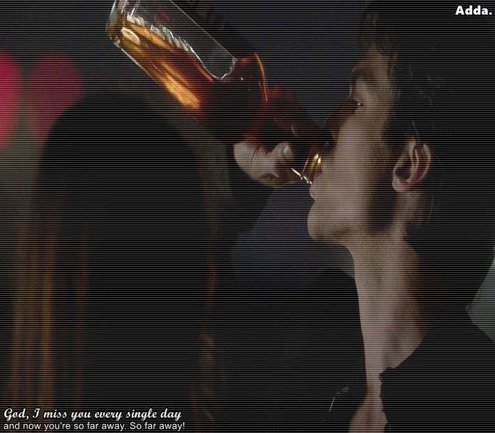 *In camera sa, pe balcon, statea si bea, apoi arunca sticla goala de sus in piscina* - Episode 01