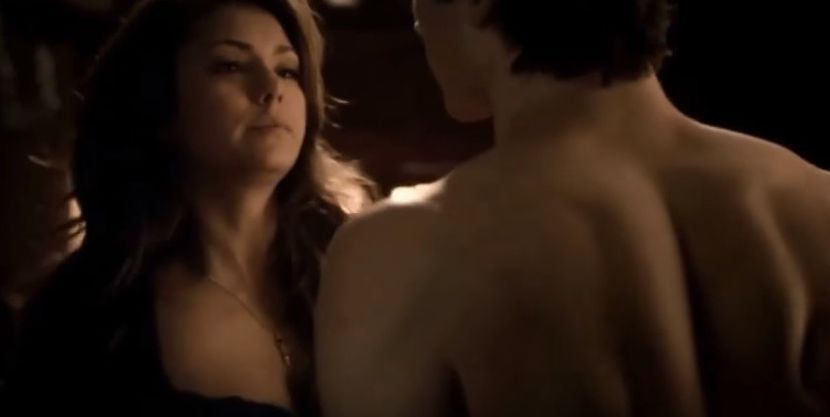 J - *se ridica din pat si se pune in fata ei* - Episode 01