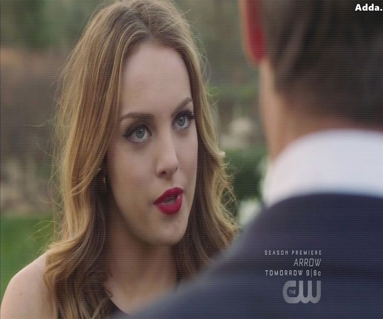 *coboara ultima dupa Adda, Juan si Bernardo, se uita la casa din fata ei, isi da ochelarii de - Episode 01