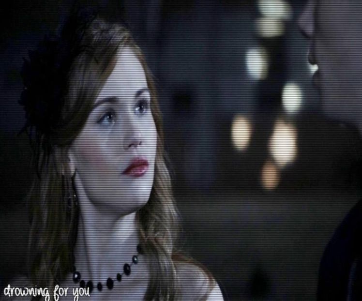 Sa rezolv treburile pe la hotel...nu stau mult *il saruta si pleaca* - episodul 60