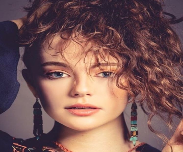 *intra in casa, se uita ciudat la ei, dandu-si seama ca n-are rost sa-i salute..urca la ea in camera - episodul 60