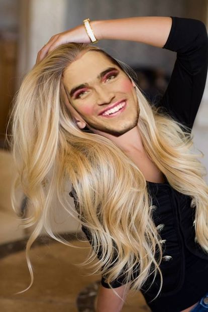 *danseaza cautand-o cu privirea pe fii-sa*=)) - episodul 61