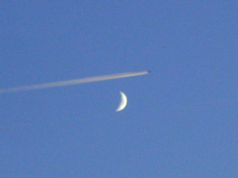 Luna in crestere in Sagetator - Luna - Soarele si norii - 1