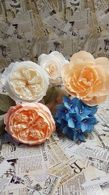 received_2087623071549940 - Flori de hartie