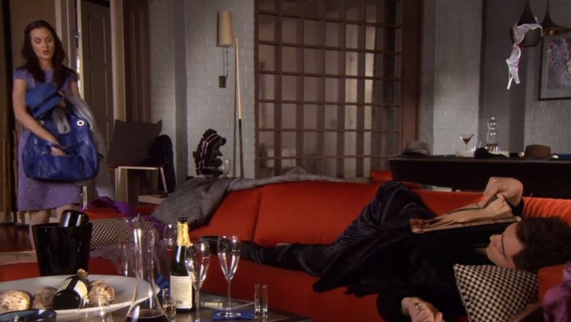 *intra in casa,Laur asculta o melodie rap plina de inju;;raturi*Alo alo, bei din 5 pahare sa le - episodul 61