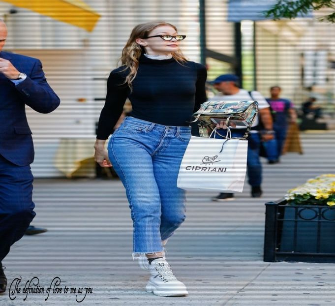 ❧ℭッ ๅ́α̢ɹǝ͢м҉ǝнdǝ✘ mai comunic inainte de a intra in camera mea, aflata chiar la parterul - SO1xE01 Who are you to judge