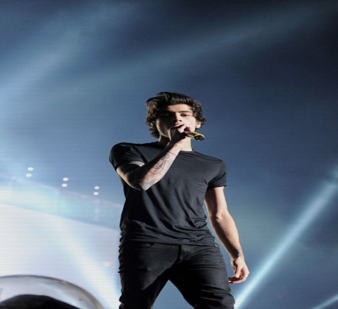 — Intind de-a lungul spetezei acelei banci, pe cand de degetele celeilalte palme ma - SO1xE01 Who are you to judge