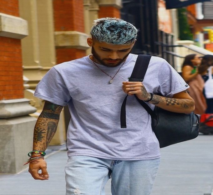 — Are loc, lent totusi, cat sa pot profita de aceasta inainte de a fi nevoit sa mai - SO1xE01 Who are you to judge