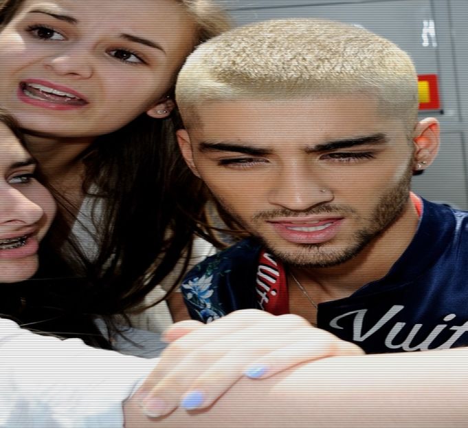 — Imi cobor pentru un moment privirea asupra tigarii doar pentru a - SO1xE01 Who are you to judge