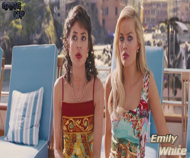 - Îi cuprind maxilarul ușor cu mâna și-i întorc privirea înapoi către mine. "Sunt aceeași persoană + - Epii 28 _ Cant feel my face