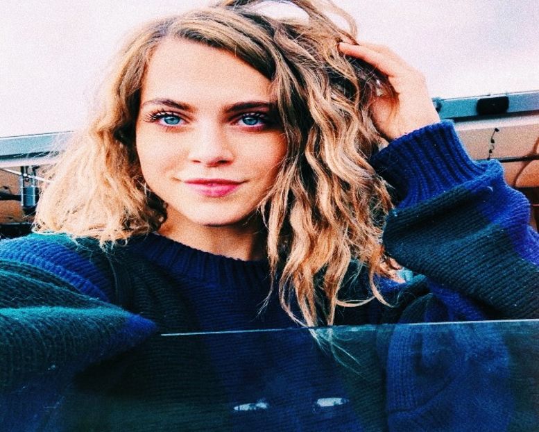 ⤑ᵖᶤᶰᵏĿЄ♏ØИÂÐЄ ┊Pot sa vad si eu?# se aseaza langa ea;(click - SO1xE01 Who are you to judge