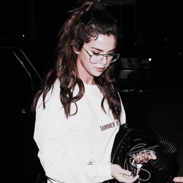 [ ies din camera si merg spre restaurant cu ochii in telefon ] - SO1xE01 Who are you to judge