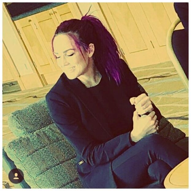 ▬ﻉ√٥ﺎ; Imi ridic privirea din carte si ma pufneste rasul. “Da. Si nu e corect deloc.” Ma intind si - SO1xE01 Who are you to judge