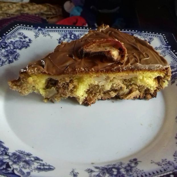 Tort cu mere, nucă și glazură de fineti (felie) - Retete 1