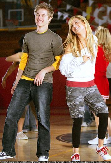 JHCCFCCDFVLMXEMUAQC - Ashley Tisdale and Lucas Grabeel