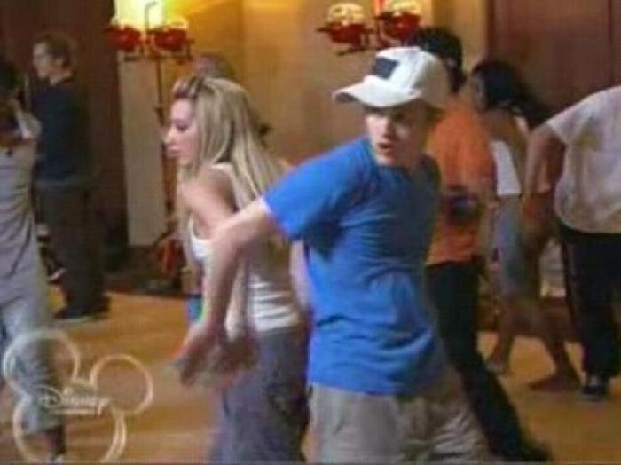 MUJKKAUTFGIOXPYGMRS - Ashley Tisdale and Lucas Grabeel