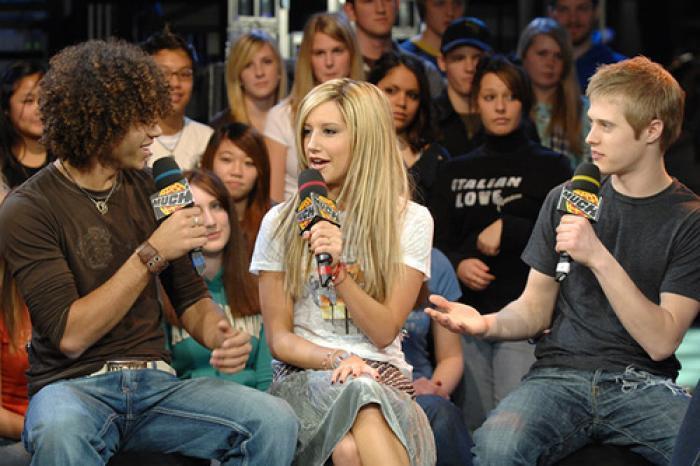 QWCFYYFOZVZRFGFDAXQ - Ashley Tisdale and Lucas Grabeel