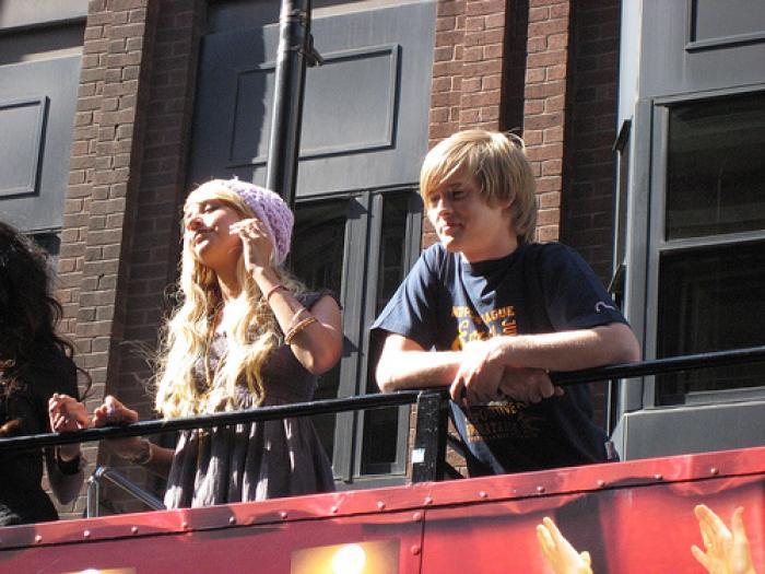 XSMQEXUQWBPVNXBXYEV - Ashley Tisdale and Lucas Grabeel