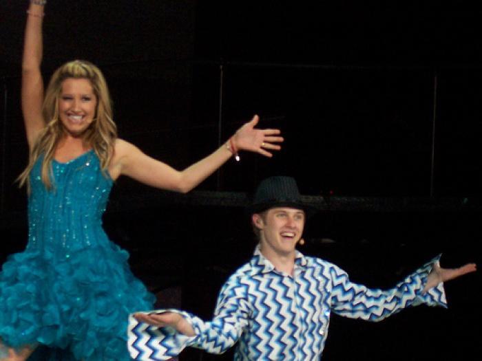 XUNKRWEVVUMTHTYADGT - Ashley Tisdale and Lucas Grabeel