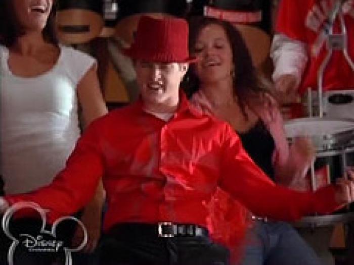 CJBZBOPUCHSHUCEIIGL - Lucas Grabeel