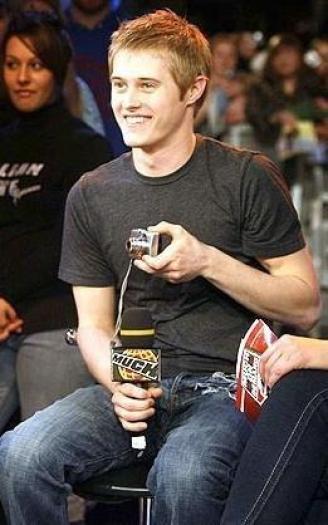 ICLDLTNDOEYSZIRHTLD - Lucas Grabeel