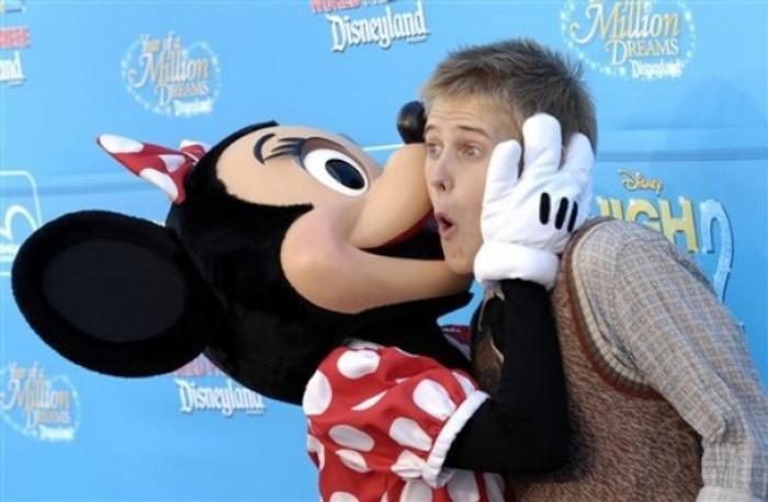 IWGYNQYYAOOMFSMWGNZ - Lucas Grabeel