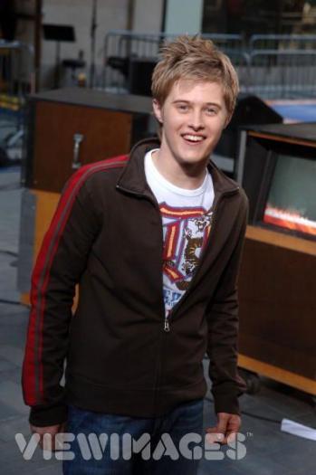 QTMJJRBKZGIBUZMRMOR - Lucas Grabeel
