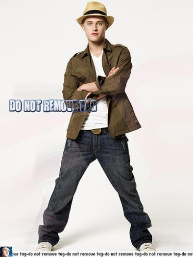 SNBVTWJYXQEEWEGDTCY - Lucas Grabeel