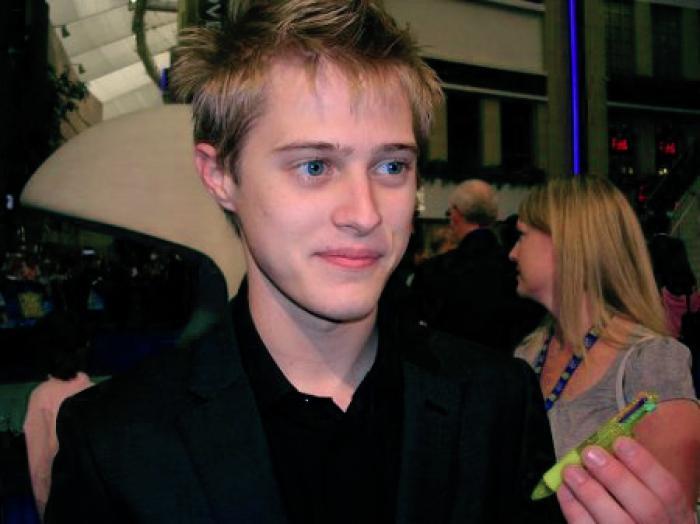 UYGSOMFIEQJUTFLFRAX - Lucas Grabeel