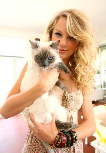 taylor-swift-and-friend - Taylor Swift