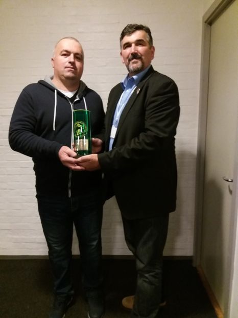 Supervizor Peter Zuffa acorda premiul - CUPE SI DIPLOME OBTINUTE IN 2018