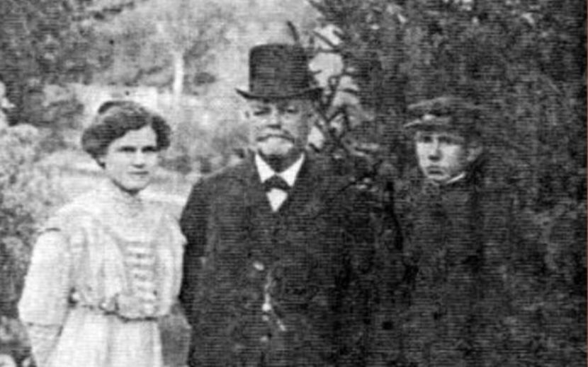 Adela Leonida Paul (stânga), alături de tatăl ei (centru) şi de fratele Paul (dreapta) - Cristo Redentor - Iisus Mantuitorul